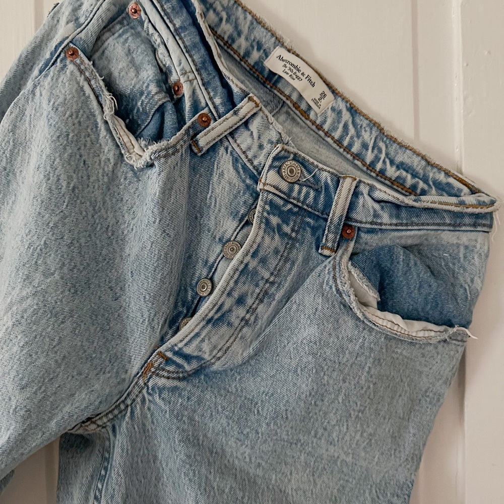 Abercrombie 90s Baggy Low Rise Light Wash Jeans 26 | 2 Long
